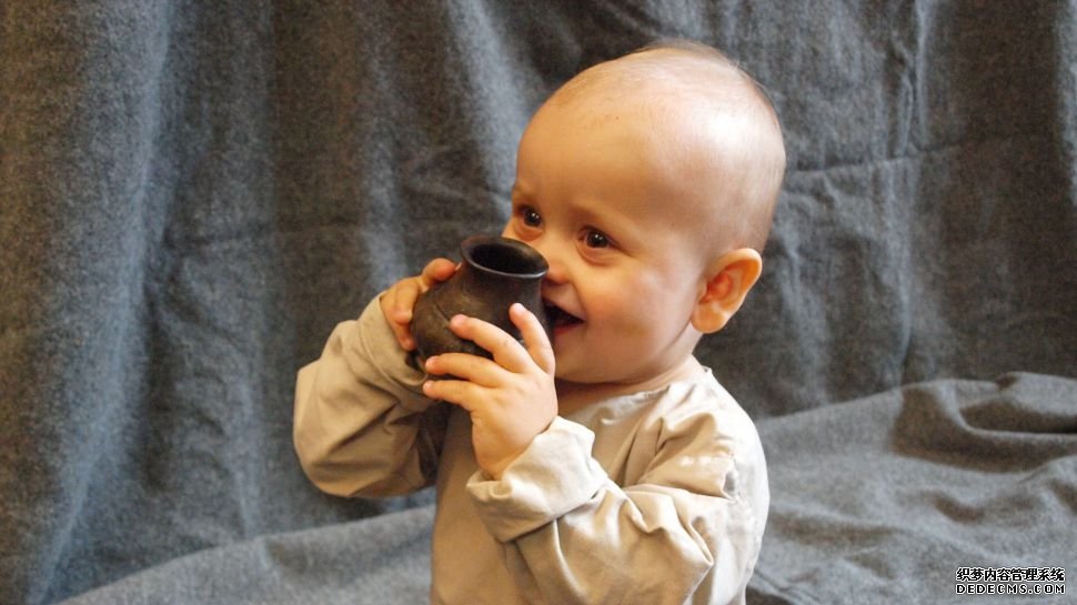 杏3娱乐注册 婴儿喝的是几千年前的“吸管杯”