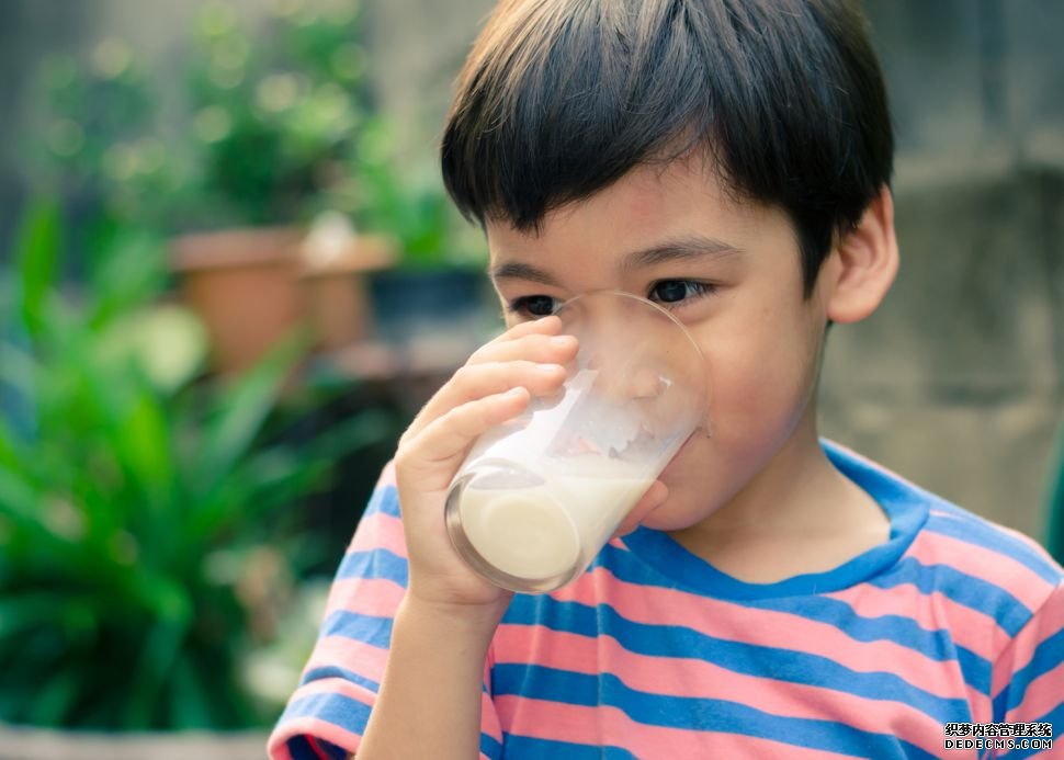 杏耀开户 喝牛奶会使你的身体产生更多的粘液吗?
