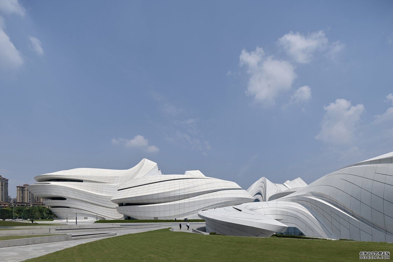 杏耀平台扎哈·哈迪德建筑事务所首次展示了中国庞大的文化艺术中心