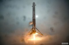 <b>杏2注册SpaceX公司的猎鹰9号火箭降落在一艘无人驾</b>