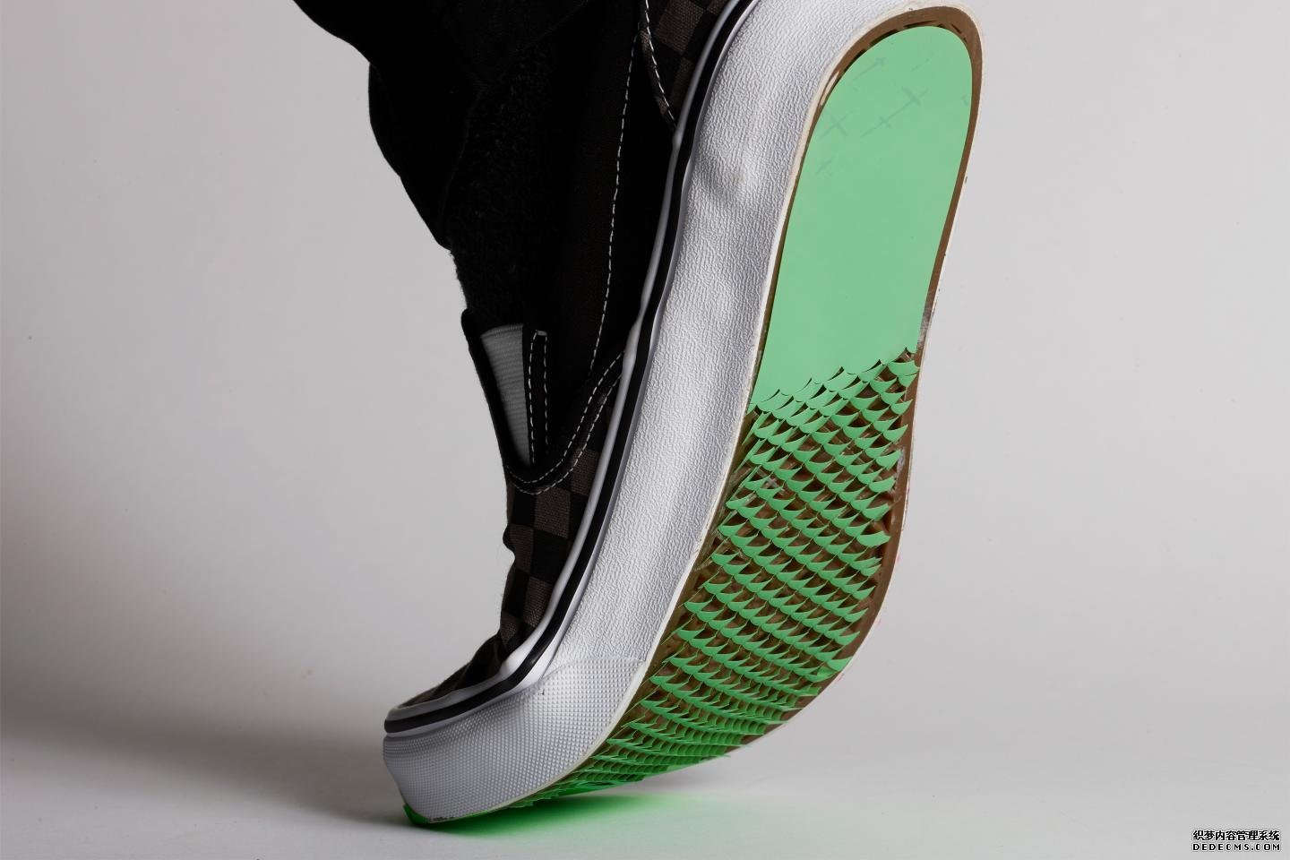 杏耀开帐号鞋底涂料可以改善光滑表面的牵引力