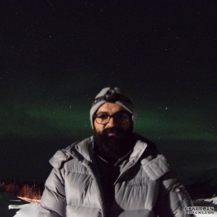 杏耀克莱姆森博士候选人用火箭在阿拉斯加的天空上冲浪