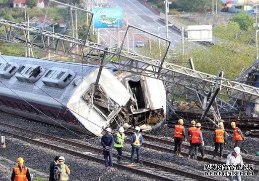 2号站韩国一载有275名乘客列车发生脱轨事故 致约30多人受伤