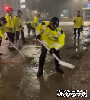 世紀暴雨︱警方港島總區抖音上傳影片 揭「救災英雄」沐鸣注册無懼風雨清走街道污泥